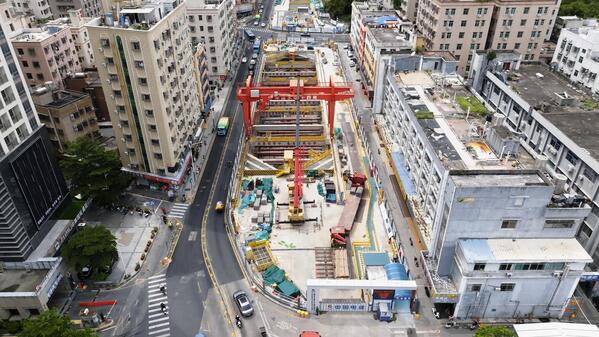 深圳地鐵15號線寶安公園站小里程完成封頂.jpg