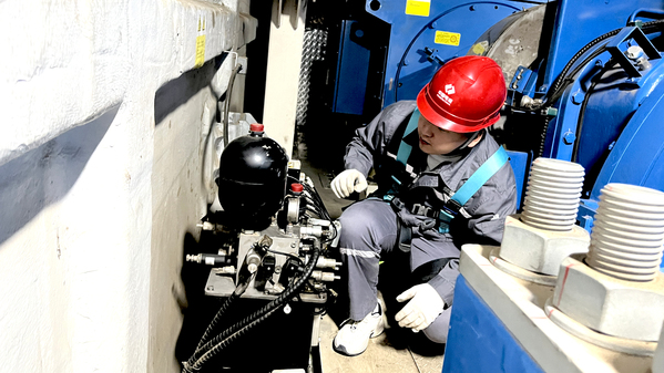5、風電發(fā)電機組機艙里進行設(shè)備檢查.jpg