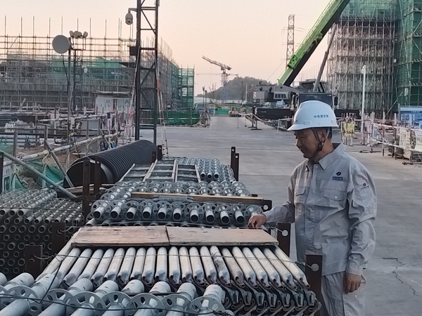 1-3、楊明福細心檢查施工材料質量(1).jpg